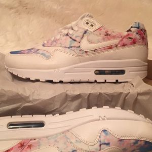 Nike air max size 9.5 women’s cherry blossom